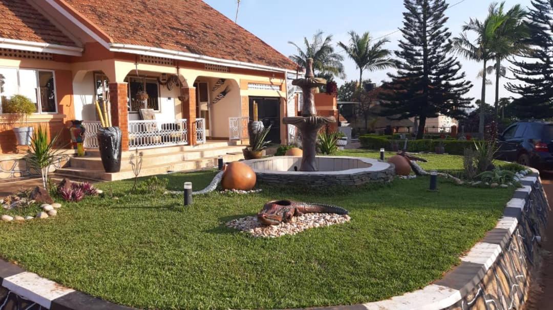 Lake Victoria Country Home เอนเทบเบ้ ภายนอก รูปภาพ